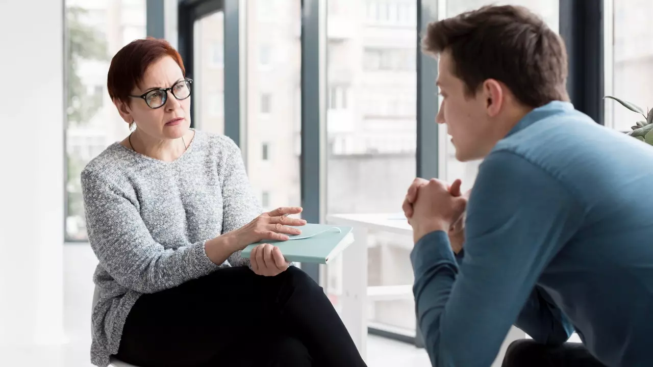 ¿Se aprende mejor psicología clínica leyendo o trabajando con pacientes?