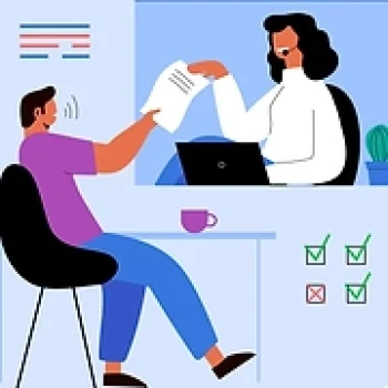 Entrevistador entrega documentos a candidato en mesa de oficina con laptop y checklist de evaluación.